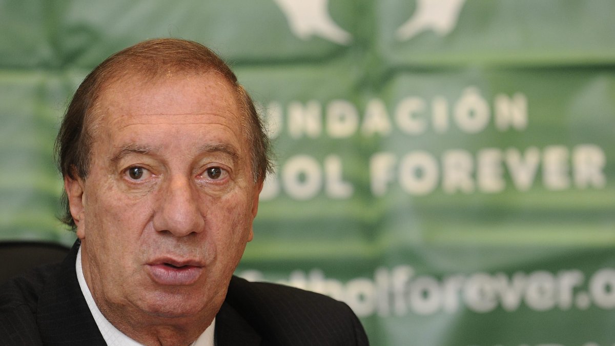 Carlos Salvador Bilardo, campeón mundial en el banquillo de Argentina, adquirió el virus en un geriátrico.