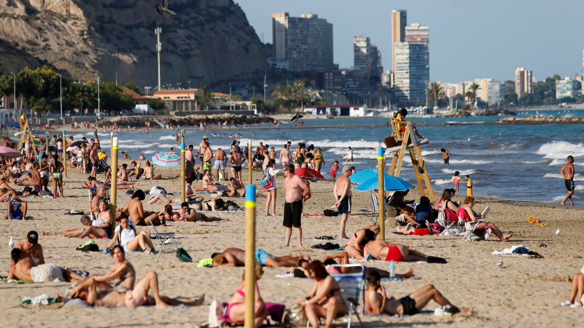 Los españoles aprovecharon su primer fin de semana de libertad absoluta tras el confinamiento. Vista general de la playa del Postiguet.