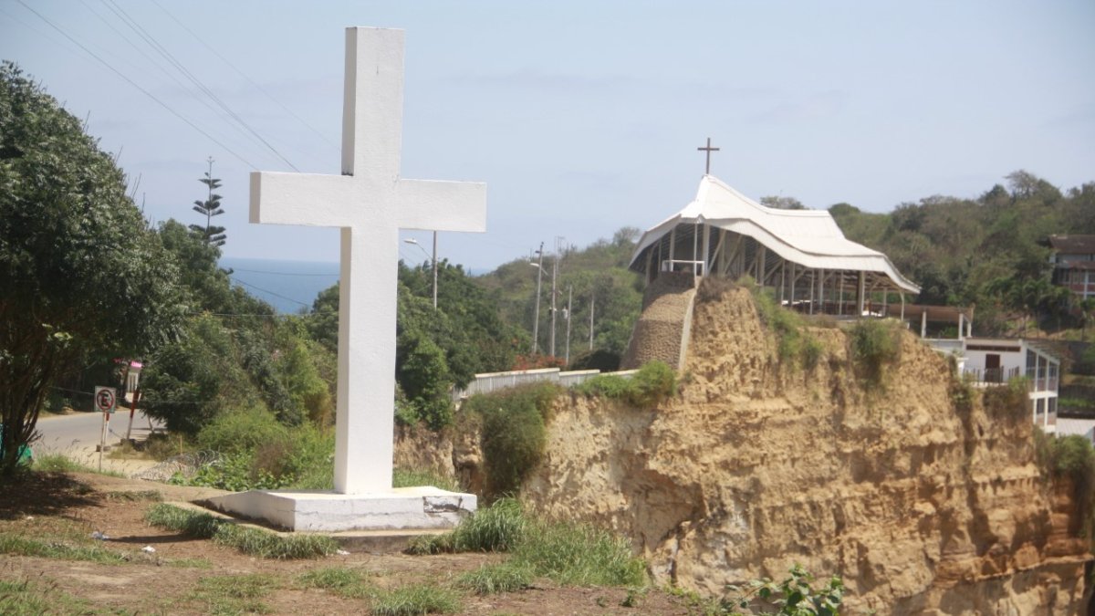 Capilla. El santuario Blanca Estrella de la Mar, ubicado en lo alto del acantilado de Olón, al pie del mar, fundado en 1984.