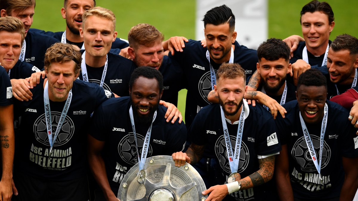 Los jugadores del Arminia Bielefeld celebran con el trofeo de la Bundesliga 2, que les da el paso a la primera división