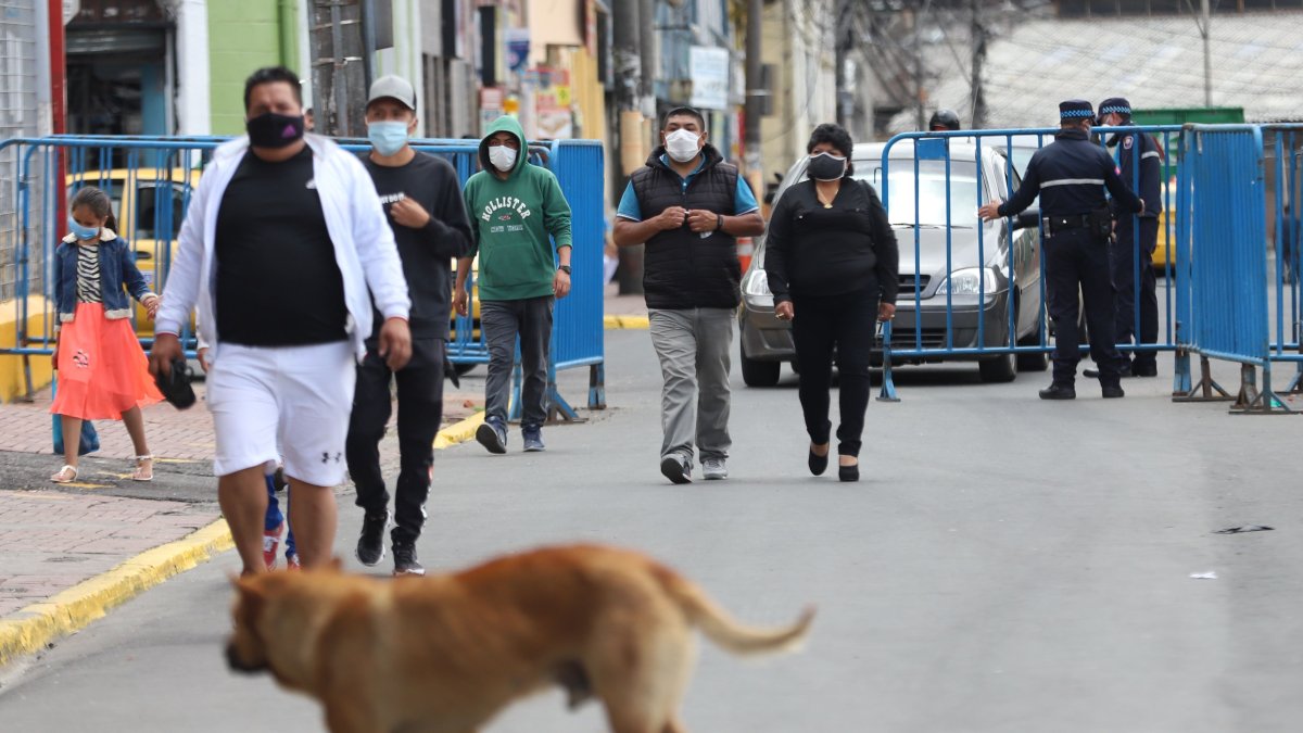 Los ciudadanos toman precauciones al momento de salir a hacer sus compras.