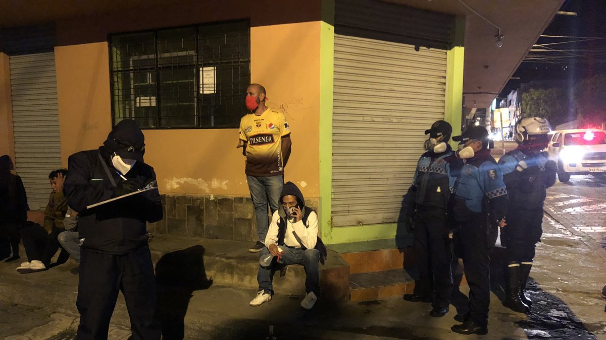 el aislamiento social no se respeta para beber en las calles de Quito