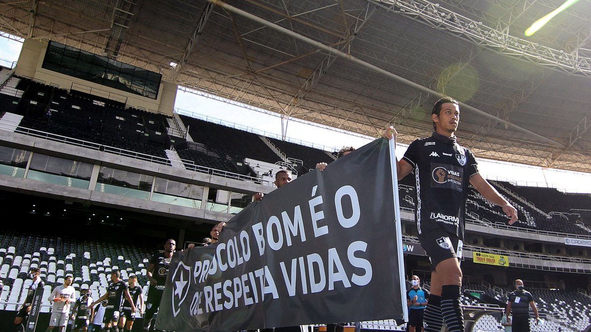 Los jugadores de Botafogo saltaron a la cancha con un cartel refiriéndose a los protocolos y a salvar vidas