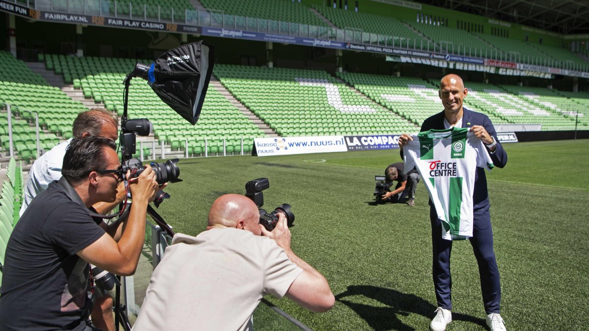 Arjen Robben durante la sesión de fútbol para anunciar el retorno al equipo de sus amores.