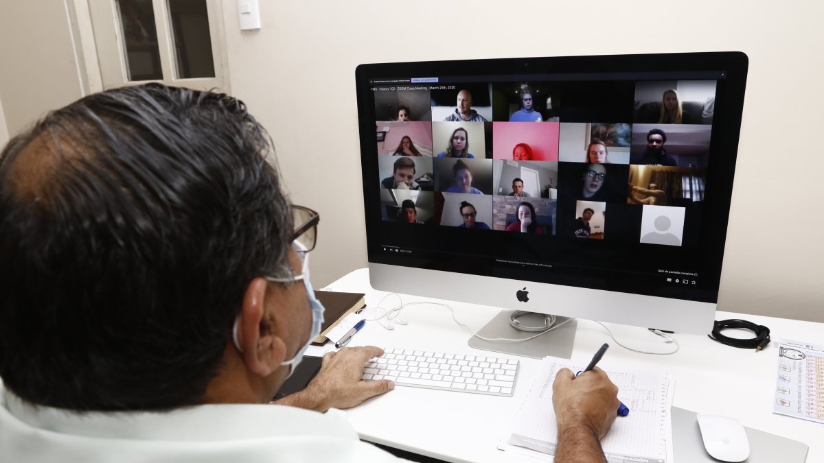 A muchos maestros se les complica dar clases virtualmente, porque no están a la vanguardia en la aplicación de competencias digitales.