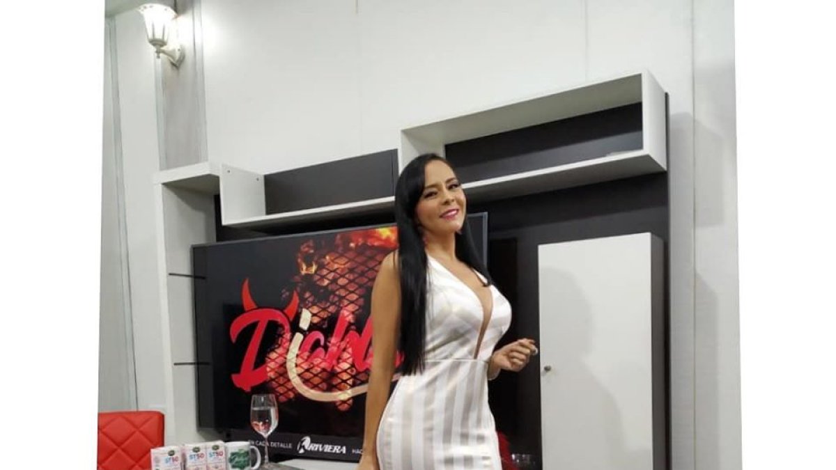 Karen ya no informa de farándula, sus noticias son de escándalos políticos.