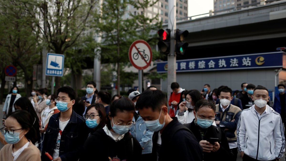 El período para que una vacuna pueda estar disponible para su uso a nivel masivo es de al menos entre 12 y 18 meses, según la Organización Mundial de la Salud (OMS).