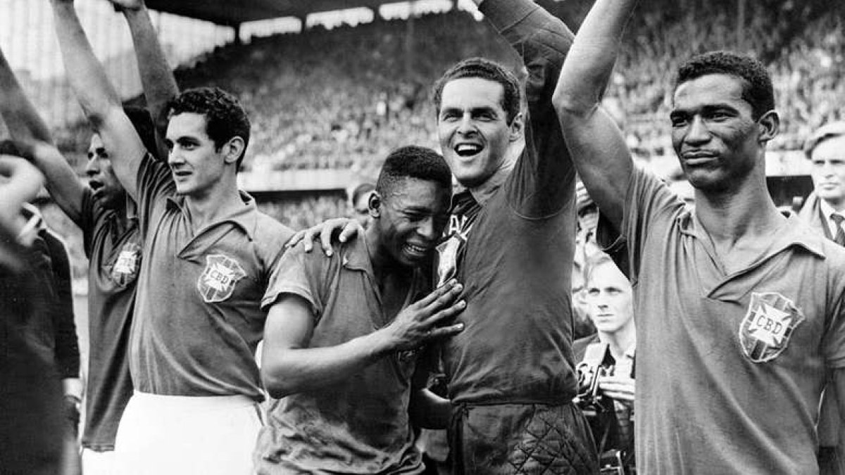 El joven Pelé (c) llora de la emoción luego de haberse proclamado campeón mundial por primera vez en la historia.