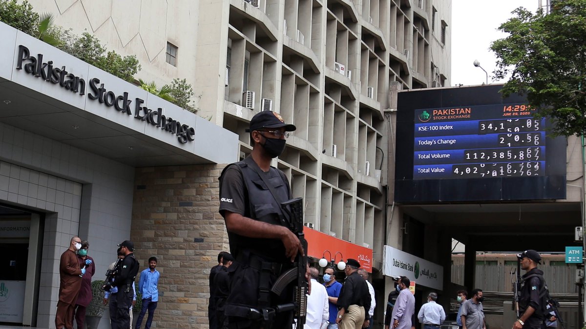 KARACHI. La seguridad pakistaní acordona el edificio de la Bolsa de Valores, tras el ataque de esta mañana.