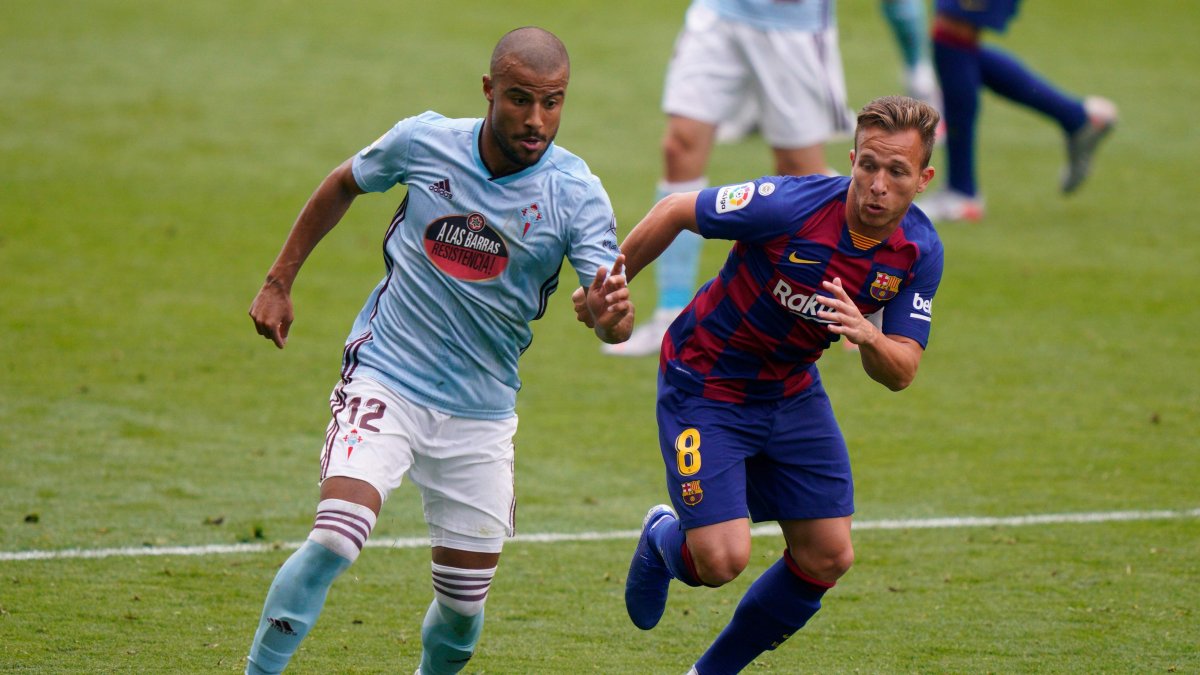 El volante brasileño Arthur (d) fue traspasado a la Juventus pero seguirá con el Barcelona hasta el final de la temporada.