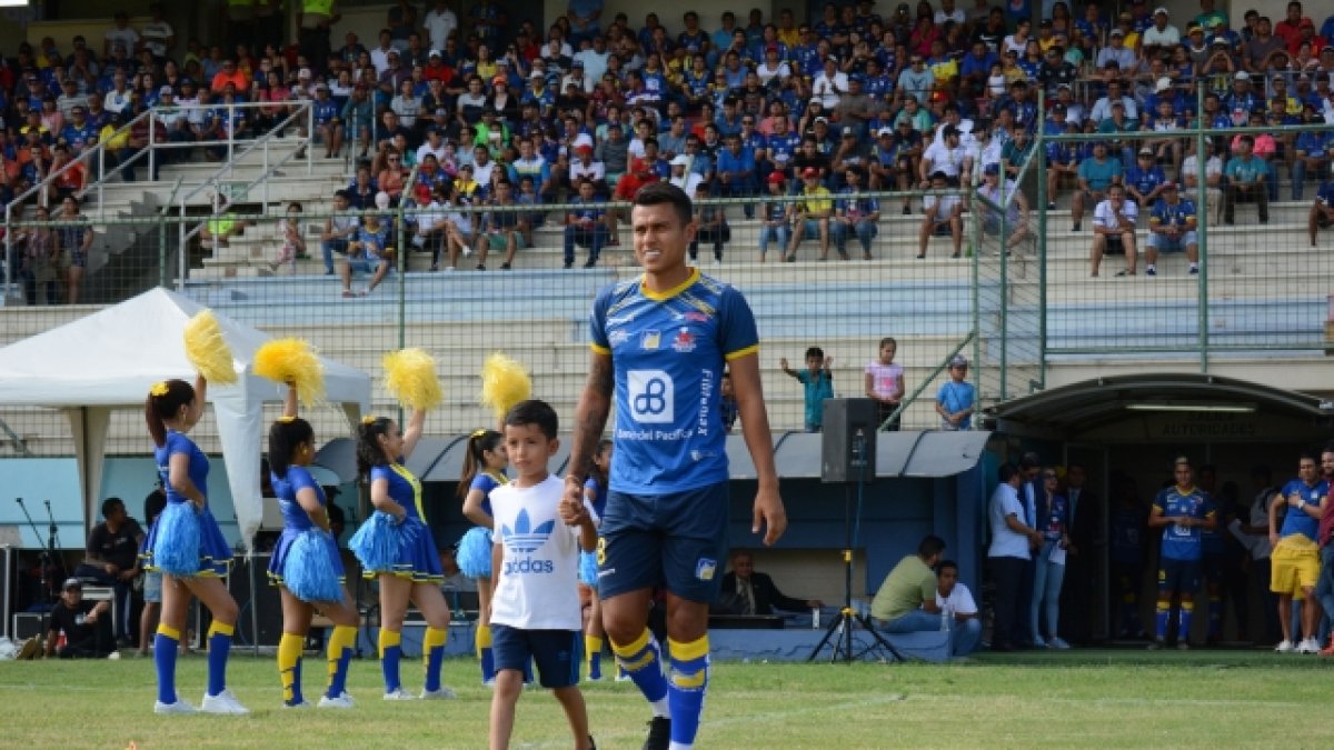 El volante del Delfín de Manta, Richard Calderón, aseguró que por la pandemia del coronavirus se ha visto afectado el presupuesto del club.