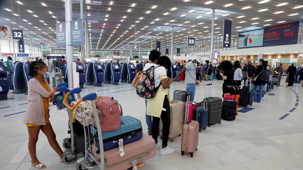 PARÍS. Una cola de pasajeros a la espera de registrar su equipaje en el aeropuerto de París Orly, que reabrió al público la semana pasada.