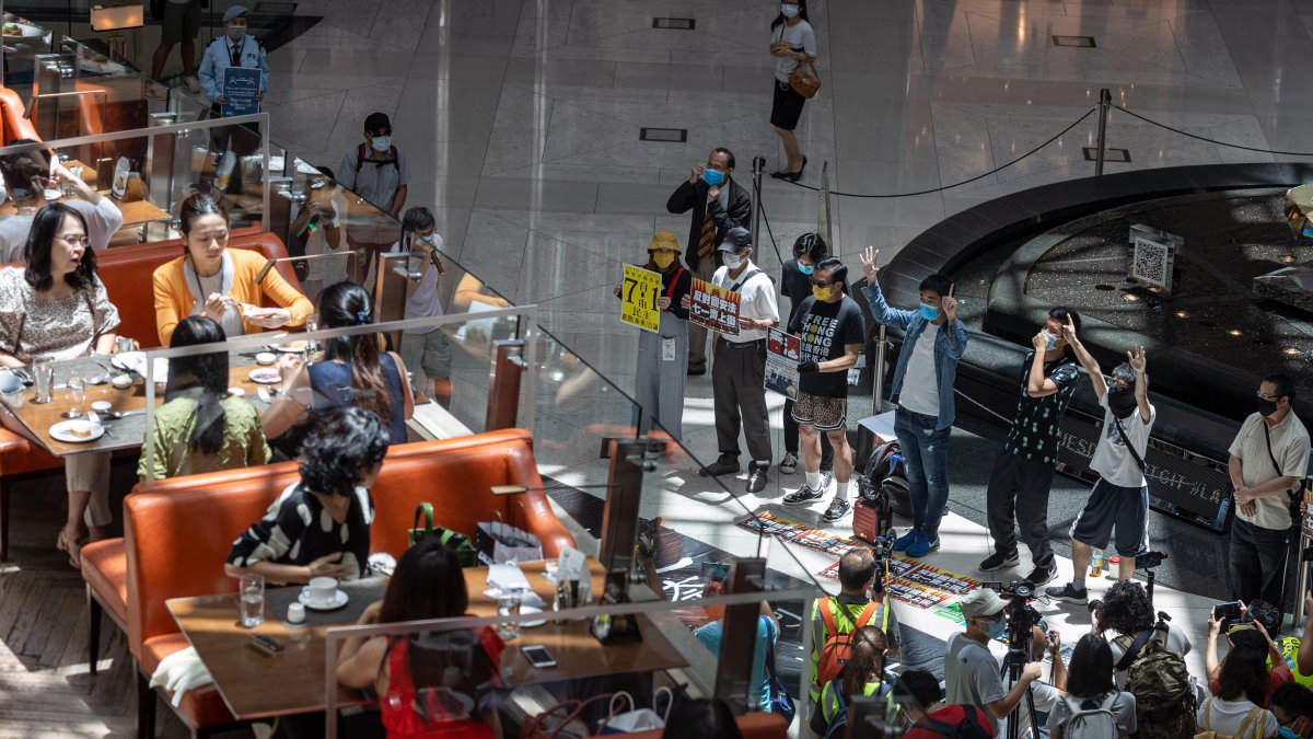 HONG KONG. Manifestantes en favor de la democracia participan este martes en una manifestación en un centro comercial.