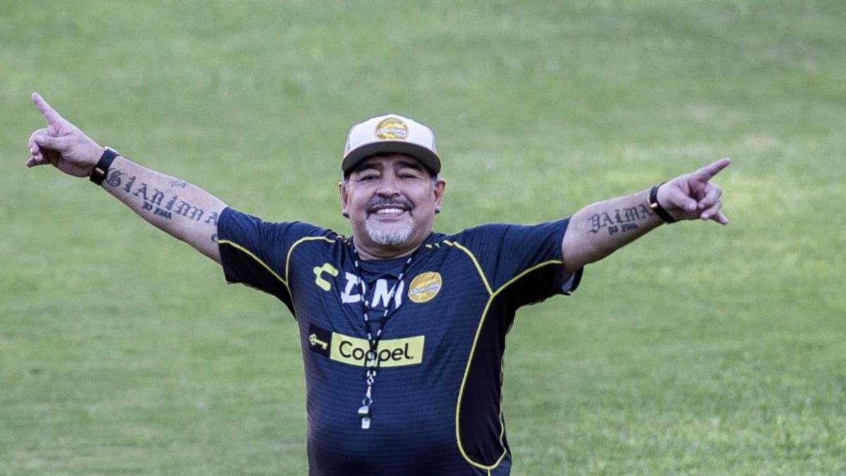 Diego Armando Maradona siempre ha pregonado su amor por sus hijas, incluso usando tatuajes con sus nombres, pero hoy se enfrenta a ellas.