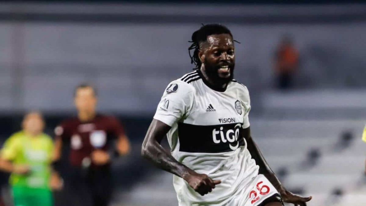 Emmanuel Adebayor fracasó en el Olimpia paraguayo.