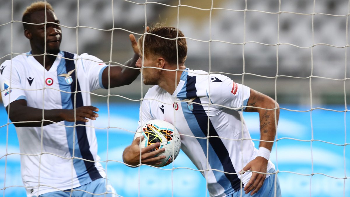 Felipe Caicedo (izquierda) felicita a Ciro Immobile tras anotar el gol del empate transitorio ante el Torino