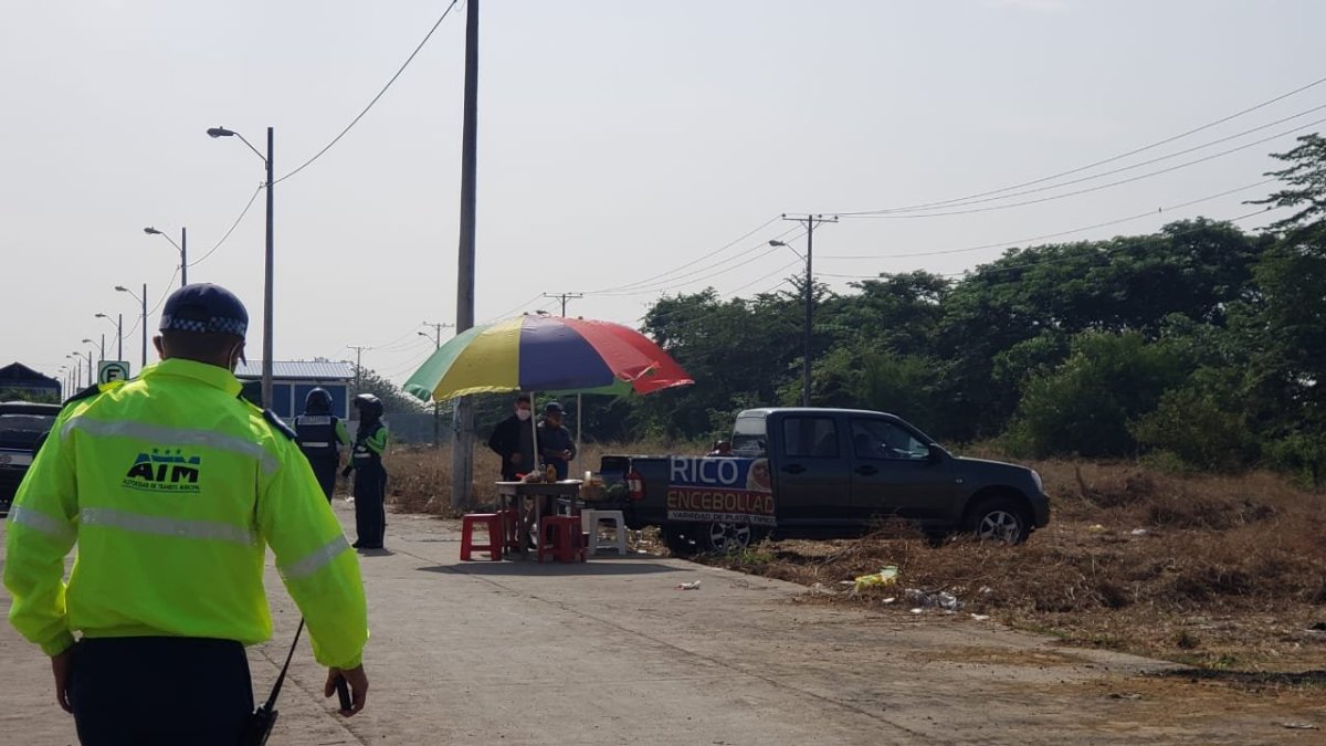 Hecho. Los comerciantes se retiran del sitio cuando llega personal de la ATM, pero regresan al otro día, dicen los vecinos.