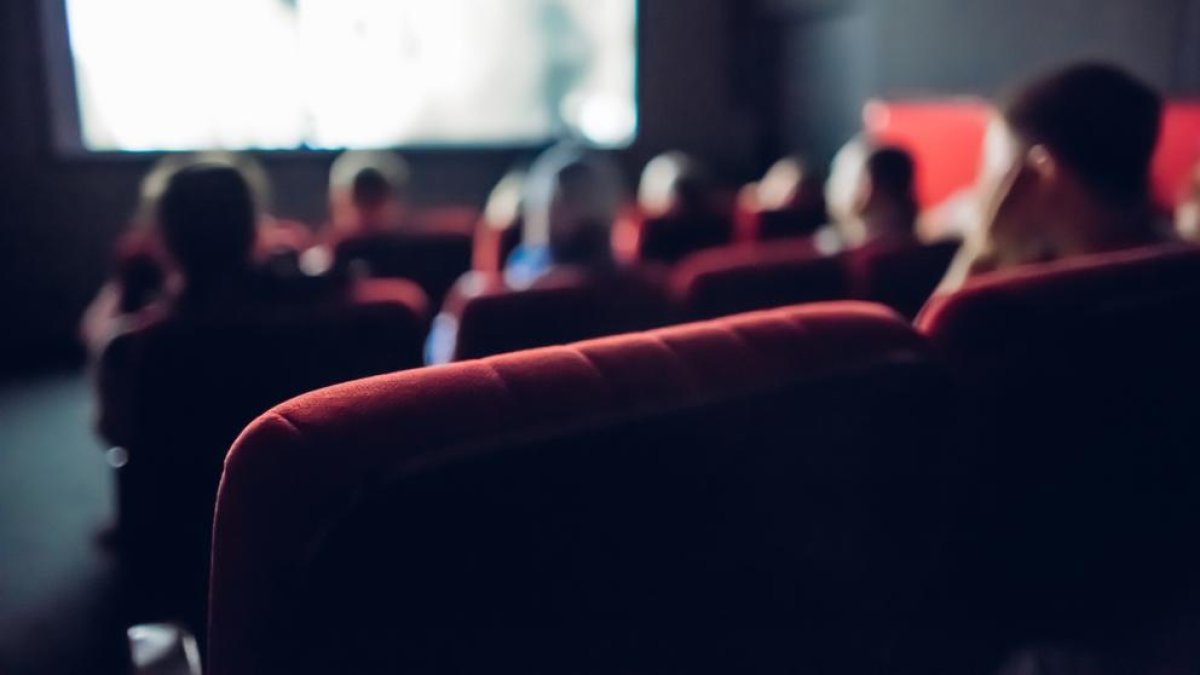 Las salas de cines y teatros que tendrán como límite un 30 % de aforo permitido.