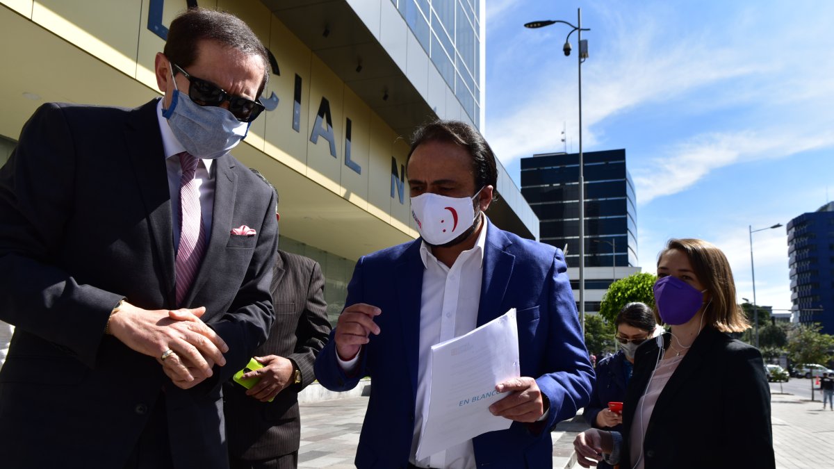 El exprefecto del Azuay ha presentado denuncias en el ámbito legal y constitucional en contra del contralor Pablo Celi.