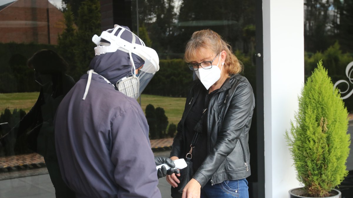 Los locales comerciales, entre ellas las funerarias, toman medidas de bioseguridad.