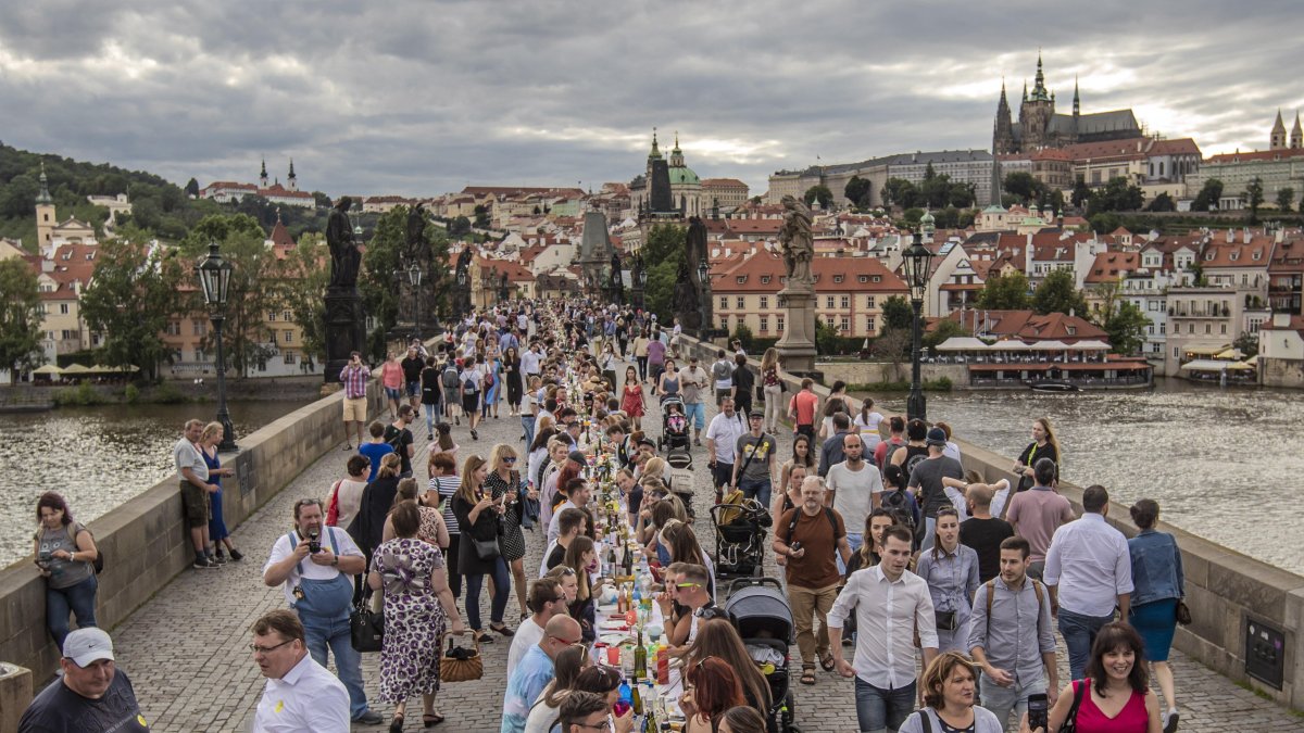 PRAGA. La mesa está puesta, ese fue el nombre del evento que organizó la agrupación ciudadana Piána na ulici (Pianos en las calles) y el Ayuntamiento capitalino, para cerrar la cuarentena.