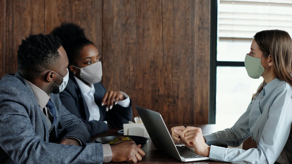 No tomar distanciamiento durante las reuniones de trabajo son parte de los errores.