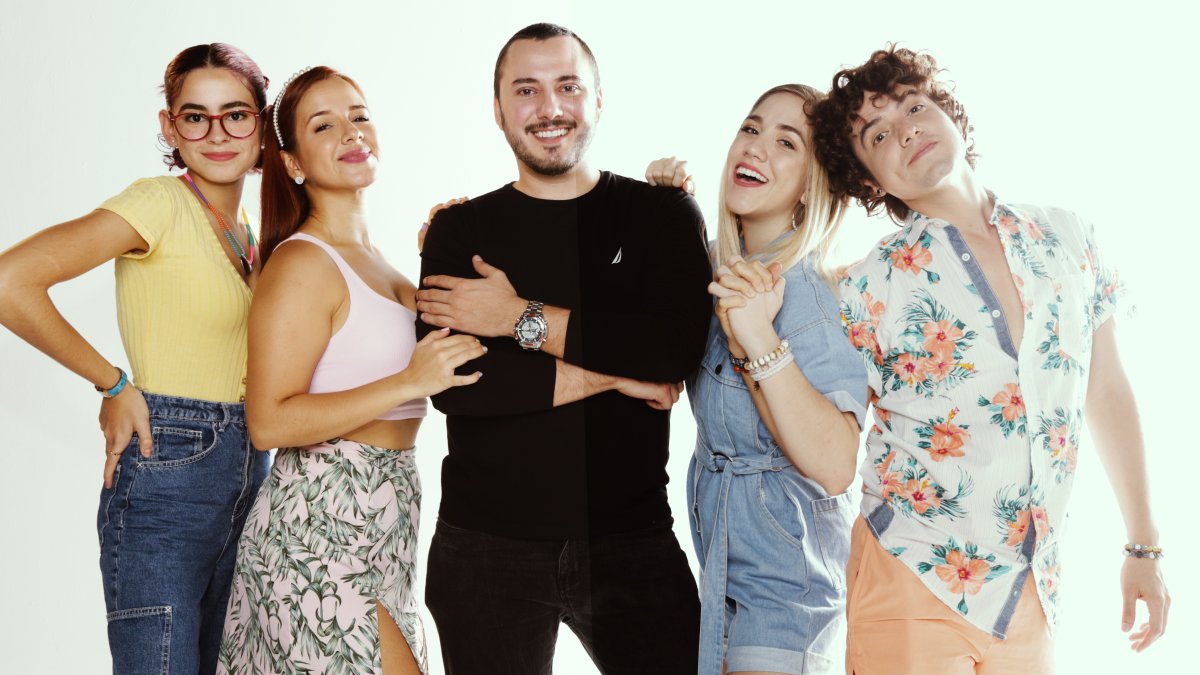 Adriana Nehme, Scarlett Córdova, Jorge Campozano, Verónica Álava y Adrián Avilés.