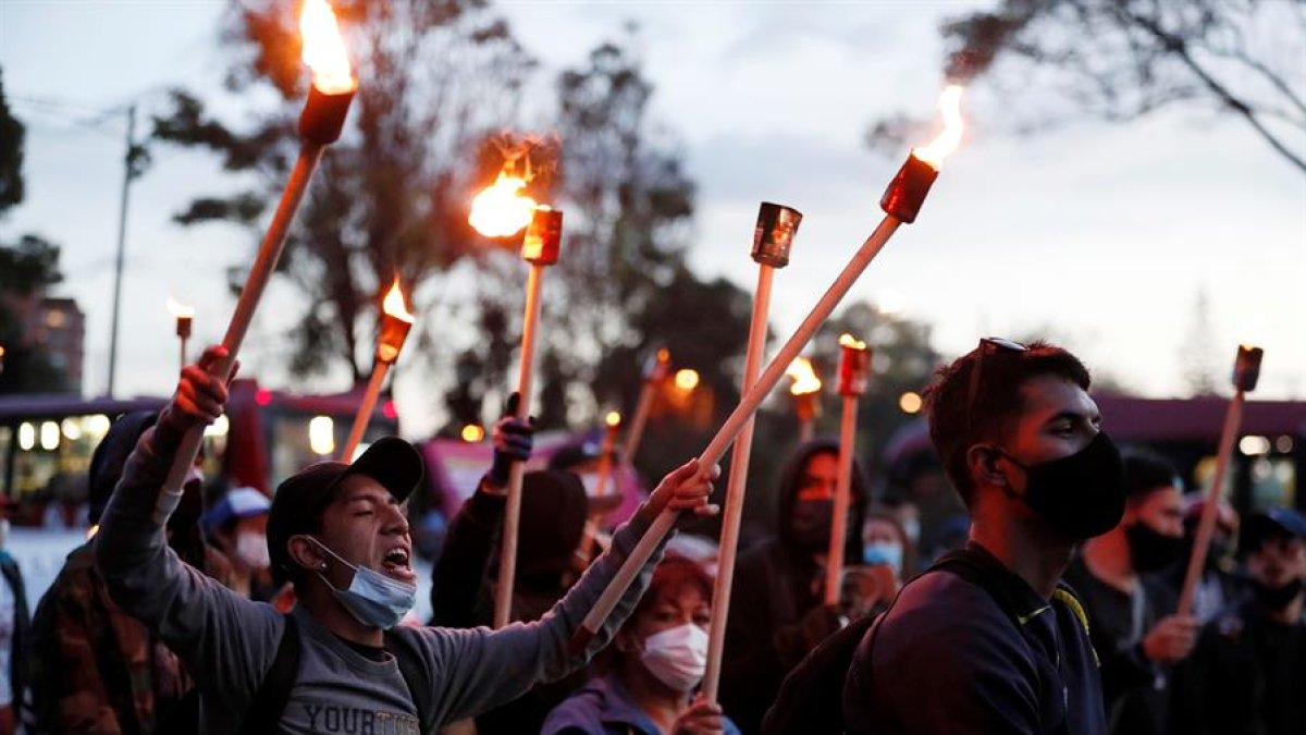 Cientos de personas hicieron este martes una marcha y un plantón. Uno de los motivos de la protesta: la violación de una niña indígena embera por parte de siete soldados colombianos.