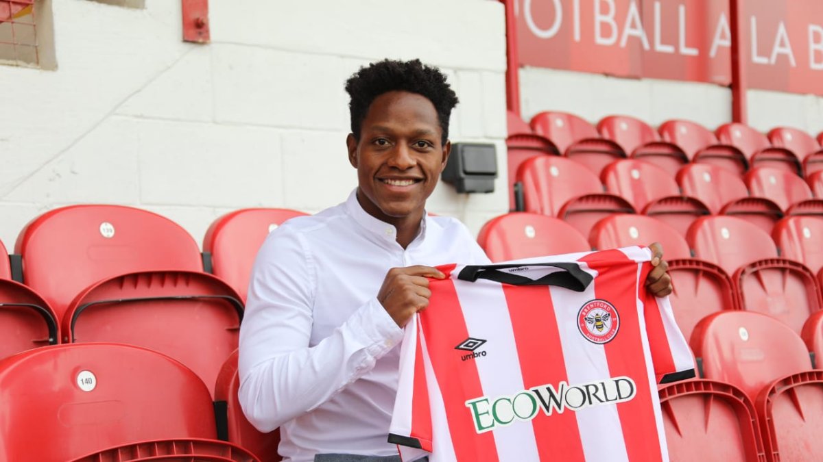 Joel Valencia destacó en el triunfo de su equipo, el Brentford, ante el Reading.