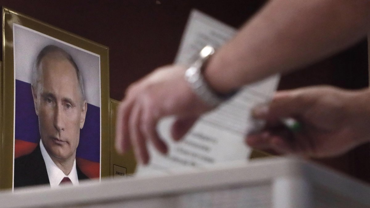 MOSCÚ. Un hombre deposita la papeleta durante la votación nacional sobre las enmiendas a la Constitución rusa en un colegio electoral en Podolsk, en las afueras de la capital rusa.