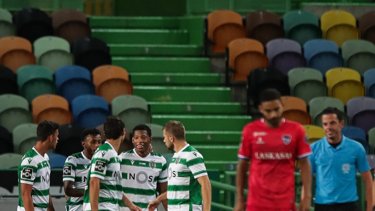 Gonzalo Plata es felicitado por sus compañeros tras anotar el segundo gol del Sporting