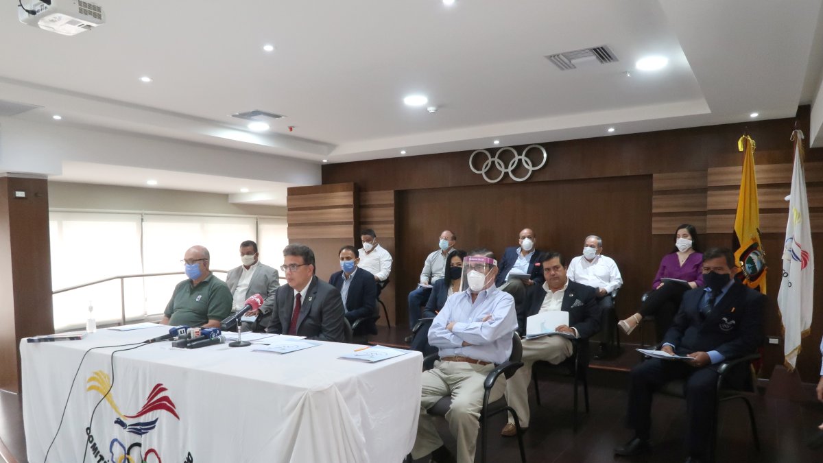 Manifiesto. Augusto Morán, titular del COE, miembros del Comité Ejecutivo y presidentes de las Ecuatorianas rechazan los proyectos.