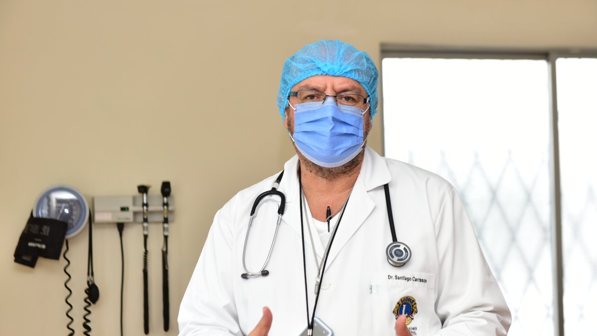 El doctor Santiago Carrasco, presidente de la Federación Medica Ecuatoriana, en entrevista con EXPRESO.