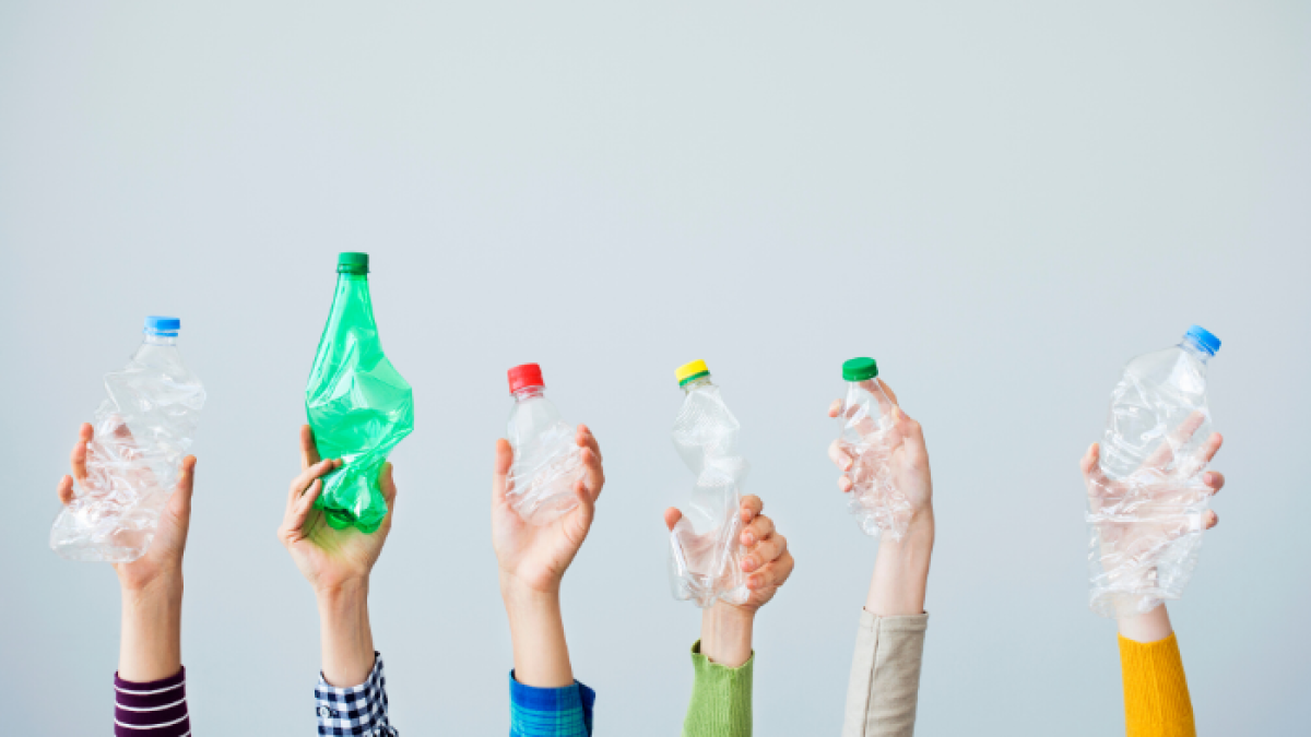 Invita a personas a aprender a hacer cambios pequeños en sus estilos de vida, como rechazar plásticos de un solo uso.