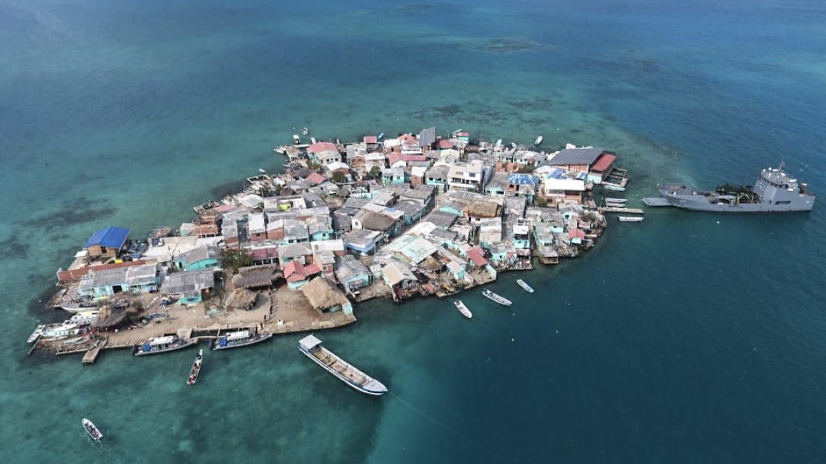 SANTA CRUZ DEL ISLOTE. Así se observa desde el aire este caserio colgado en medio de las aguas de océano Atlántico.
