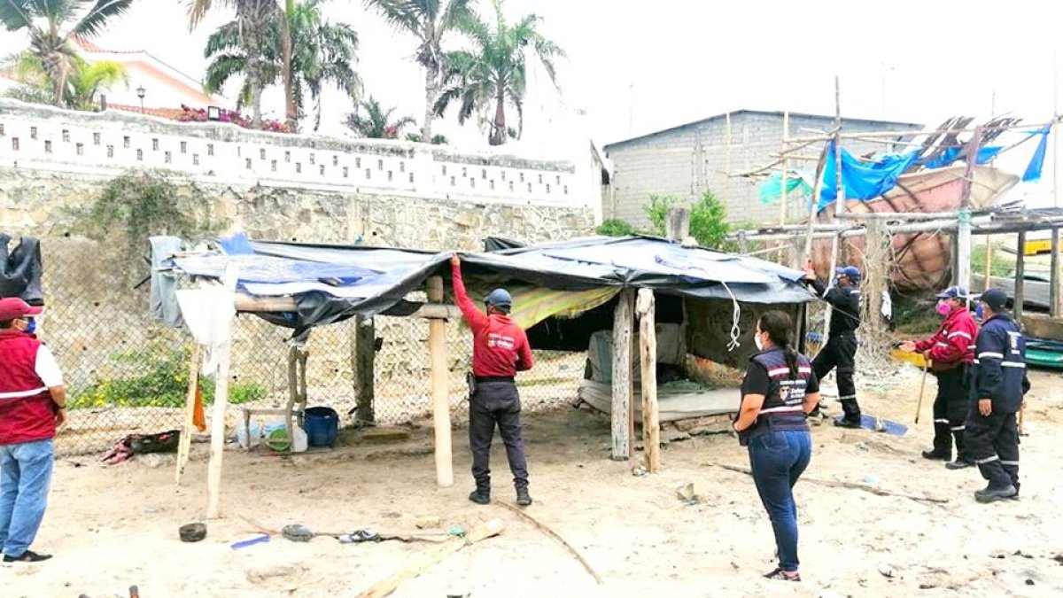 Hecho. La covacha estaba ubicada sobre la arena, a escasos metros de la playa.