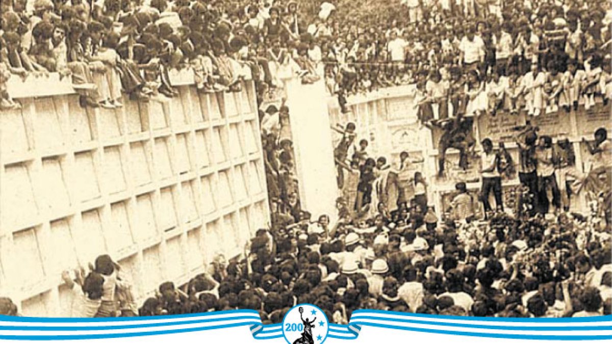 Una multitud nunca antes vista en Guayaquil acudió al sepelio de Julio Jaramillo.