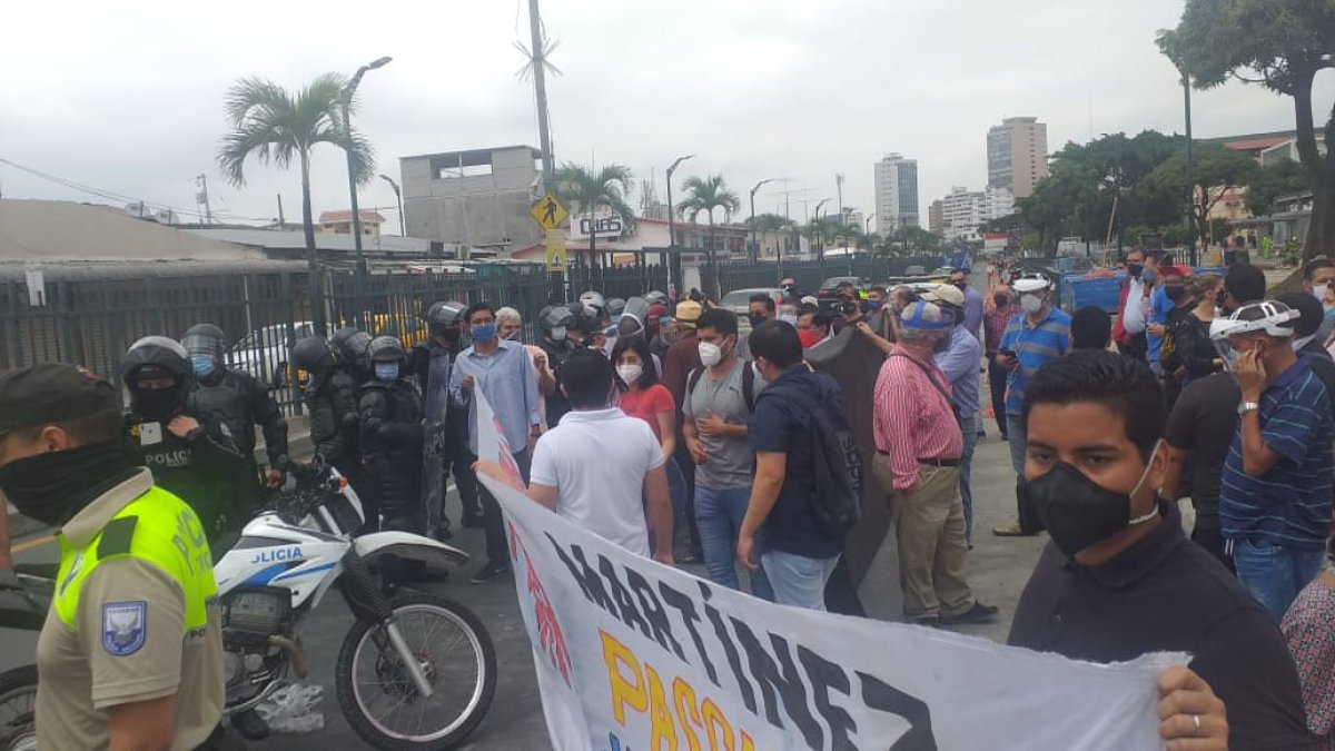 Hecho. La protesta se llevó a cabo hace unos minutos en la avenida Delta, al pie de la Universidad Guayaquil.