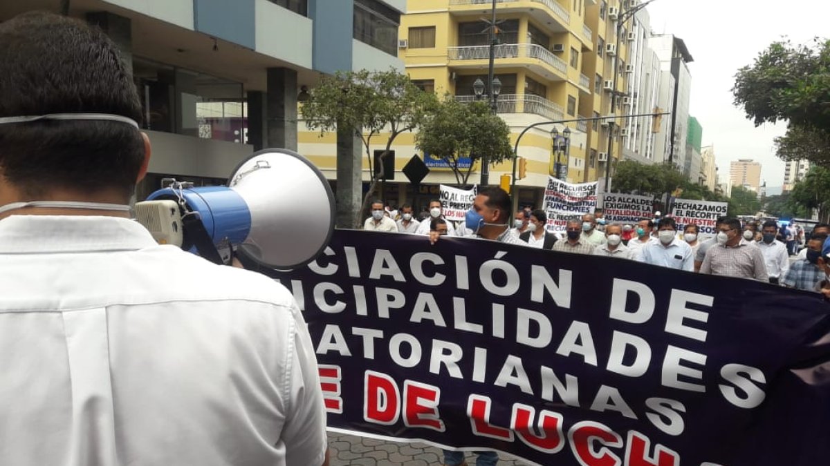 Hecho. La protesta se dio hace unos minutos en Guayaquil. Participaron los alcaldes de  Guayas, Los Ríos, Santa Elena, Bolívar y Galápagos.