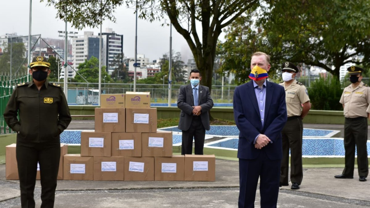 Este jueves el embajador entregó una donación de materiales de bioseguridad a la Policía