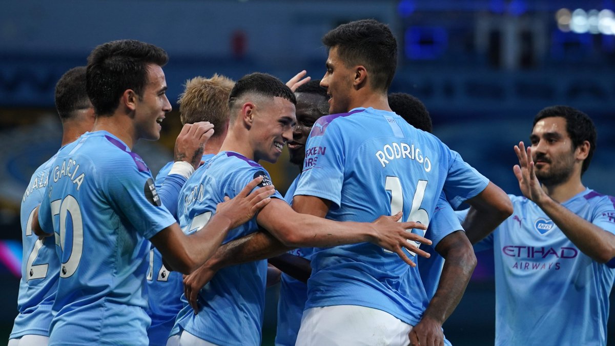 El equipo de Pep Guardiola festejó la goleada que les sirvió como un bálsamo tras haber dejado escapara el título liguero.