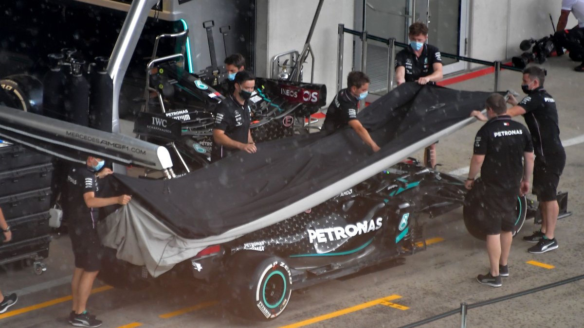 Los mecánicos de la escudería Mercedes trabajan reducidos previo al Gran Premio de Austria de este fin de semana que da inicio al Mundial.