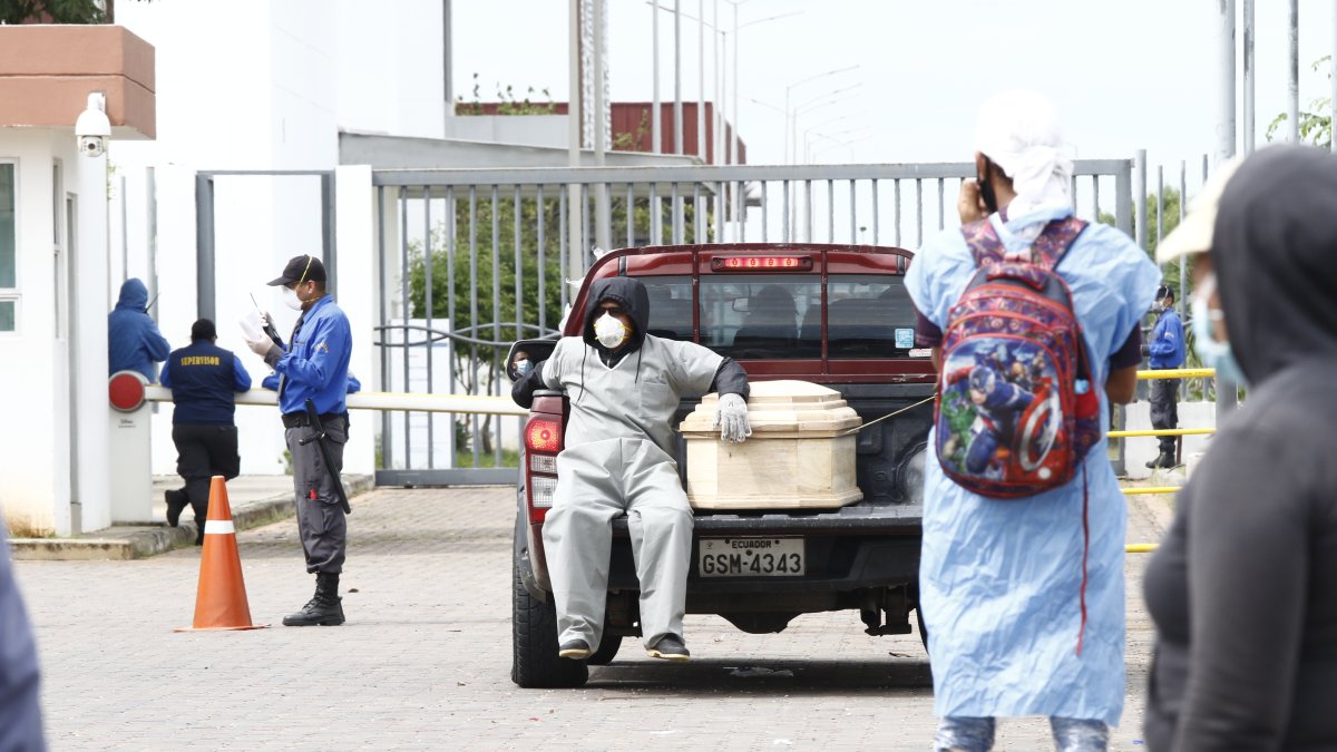 El sector del Guasmo será uno de los primero en el que se capacitará a sus dirigentes. En la imagen, el exterior del hospital del sector a inicios de la pandemia.