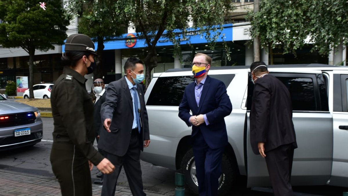 El embajador de Estados Unidos asistió a la donación de implementos y materiales de protección que hizo su país a  la Policía.