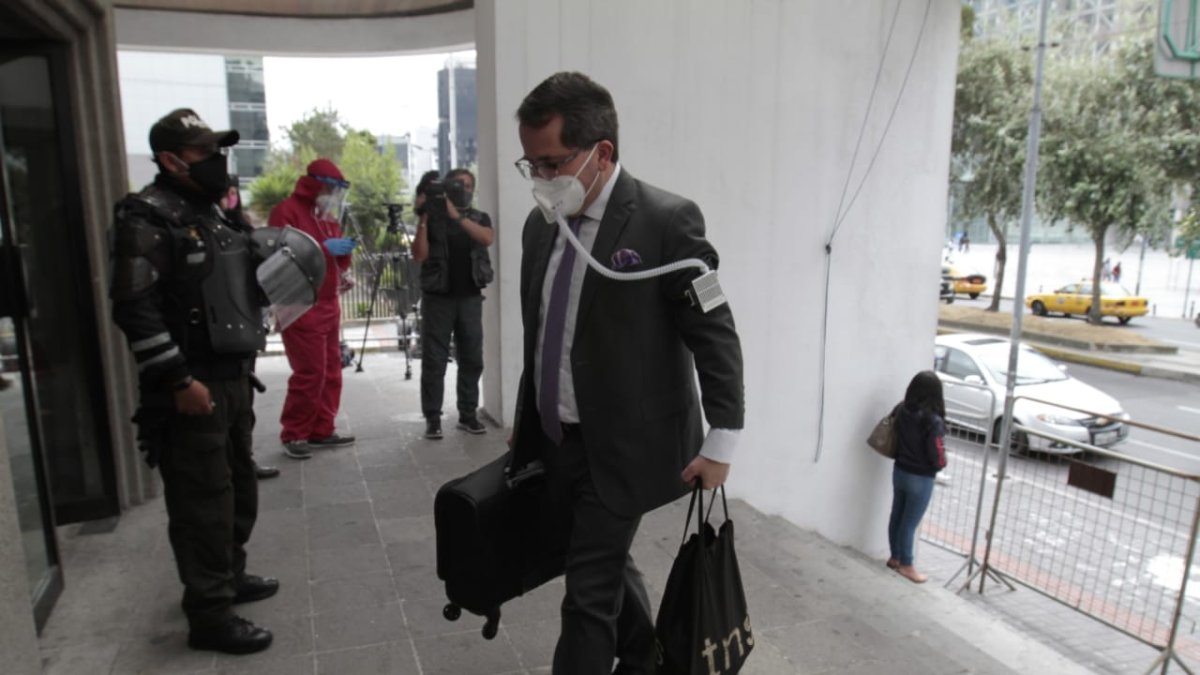 Defensa. José Molina, defensor de Édgar Salas, llega a la Corte para el cuarto día de audiencia de apelación.