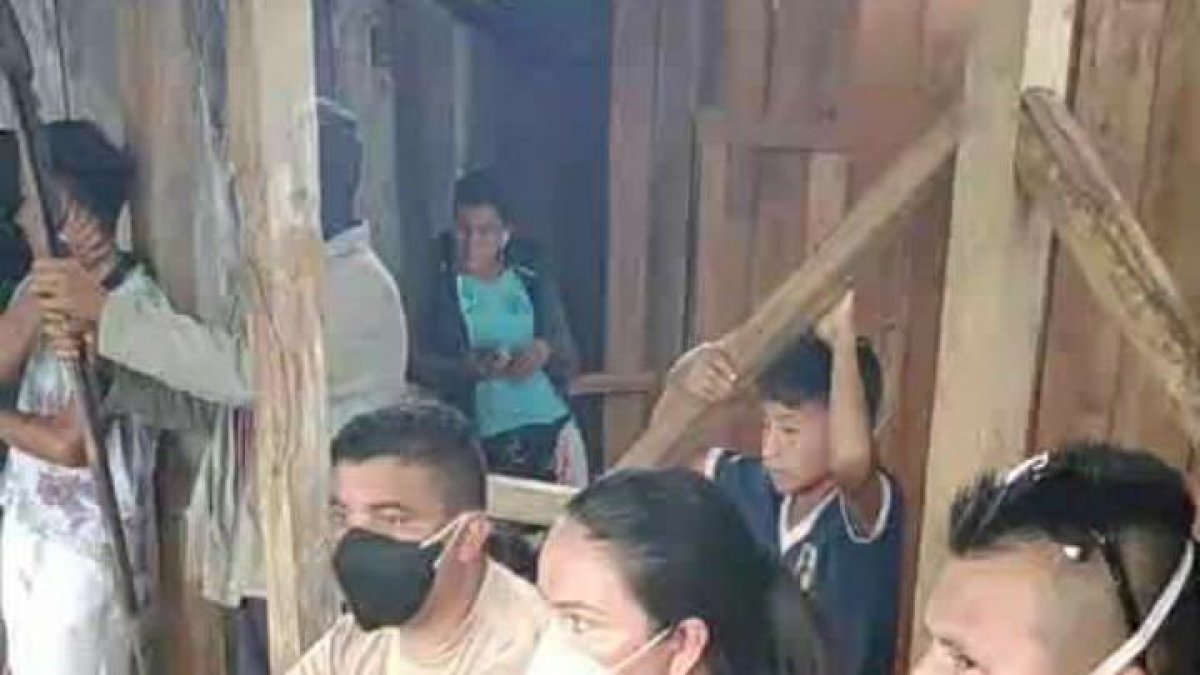 Según la ministra de Gobierno, María Paula Romo, los policías y la funcionaria fueron secuestrados hasta que les devuelvan el cuerpo.