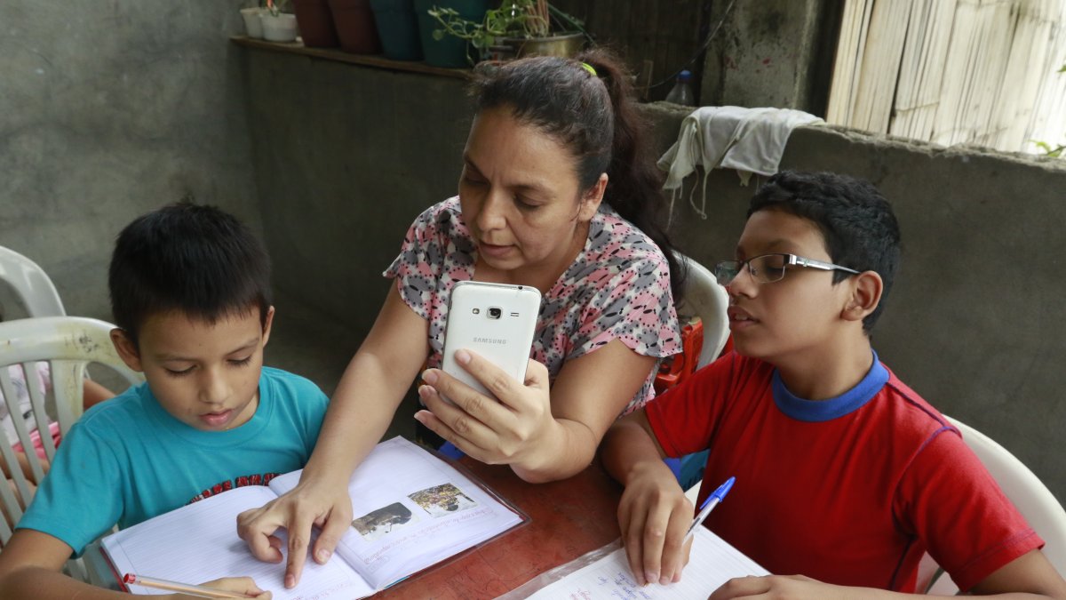 En la cooperativa Sergio Toral, del noroeste de Guayaquil, Melba Alvarado comparte su teléfono entre sus tres hijos para que estos se conecten con sus maestros.