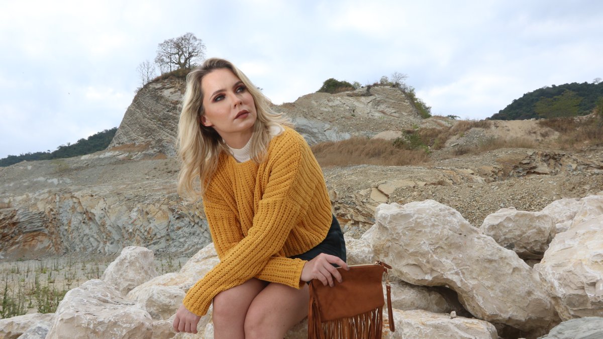 Mostaza y azul. El toque de color de la cartera aviva el outfit.