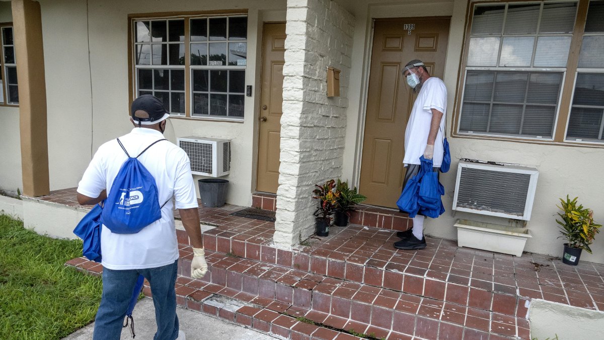 MIAMI. El condado de Miami-Dade formó un equipo de respuesta estratégica para ayudar a aplanar la curva del coronavirus en zonas críticas. Varios voluntarios entregan kits de seguridad sanitaria.