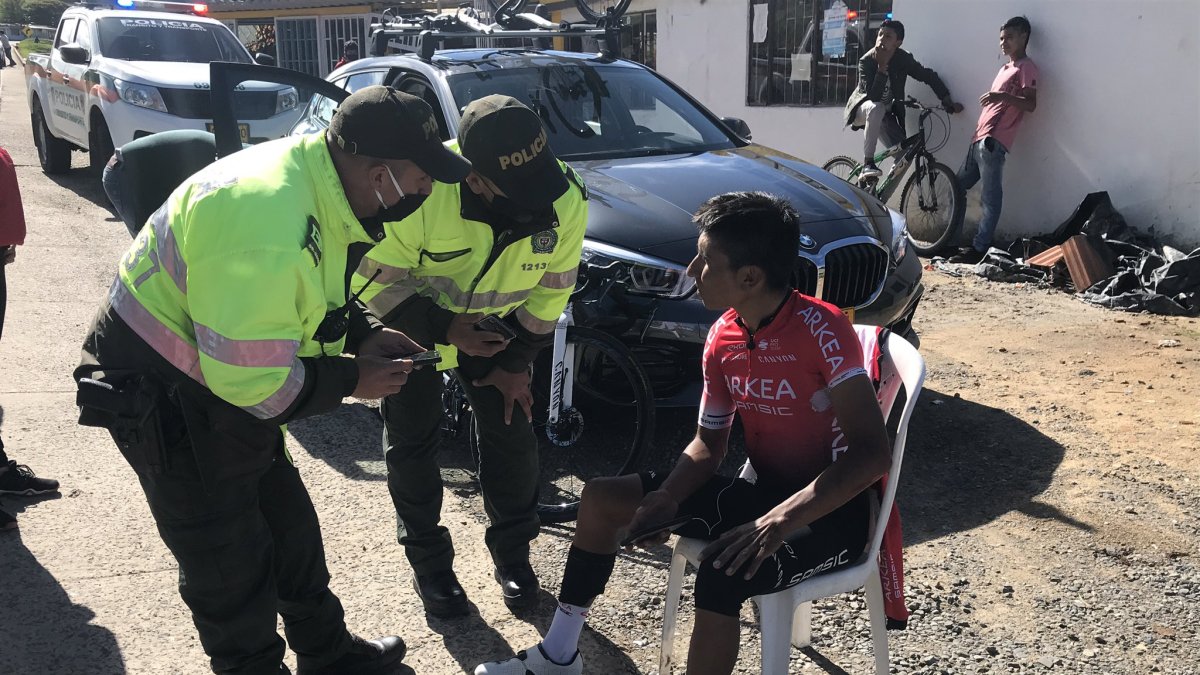 El ciclista colombiano fue atendido por las autoridades luego del susto.